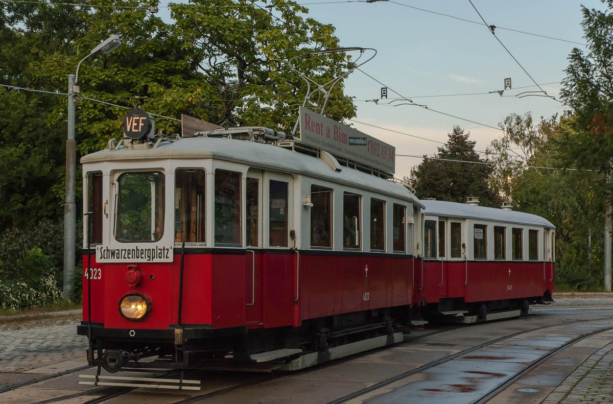 M 4023 (Bj (1927) mit m3 5419 (Bj. 1929) in der ehemaligen Schleife Südbahnhof der Straßenbahnlinie D, heute Quartier Belvedere. Der Zug hat soeben seine letzte Runde als Zubringer zum am 13.September.2014 neueröffneten Verkehrsmuseum  Remise  der Wiener Linien absolviert und zieht in den Betriebsbahnhof Speising ein.
