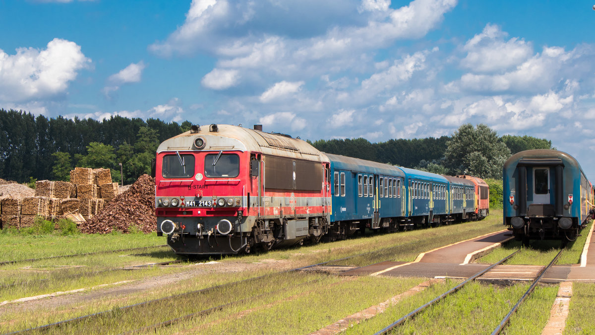 M 41 2143 hat gerade einen Zug nach Nyíradony geschleppt, der auf dem Weg nach Norgen mitten im Wald liegengeblieben war. Die Zugschlussscheiben stimmen aber schon längst nicht mehr, steht doch der Zug in Fahrtrichtung. Die Aufnahme stammt vom 28. Juli 2020. 