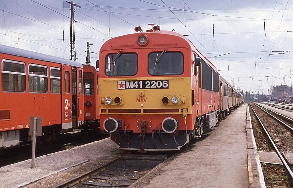 M 41206 mir rotem Stern h�lt am 18.4.1989 
mit einem Personenzug in Vac.