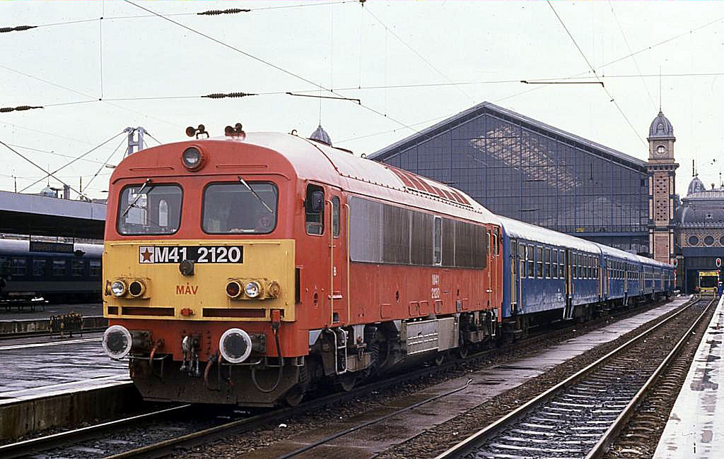 M 412120 steht am 17.4.1989 abfahrbereit vor einem Personenzug in Budapest
Nyugati Palyaudvar.