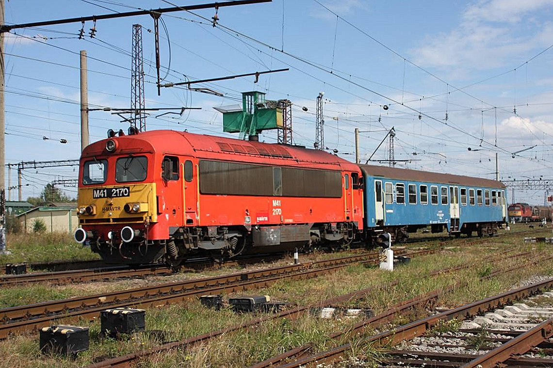 M 412170 Personenzug im Grenzverkehr zwischen der Ukraine und Ungarn, hier am 1.10.2009 bei der Ausfahrt in Tschop.