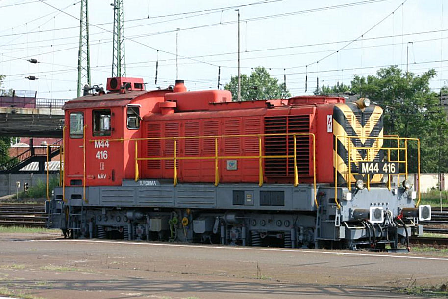 M 44416 stand am 25.8.2005 im Bahnhof Debrecen.