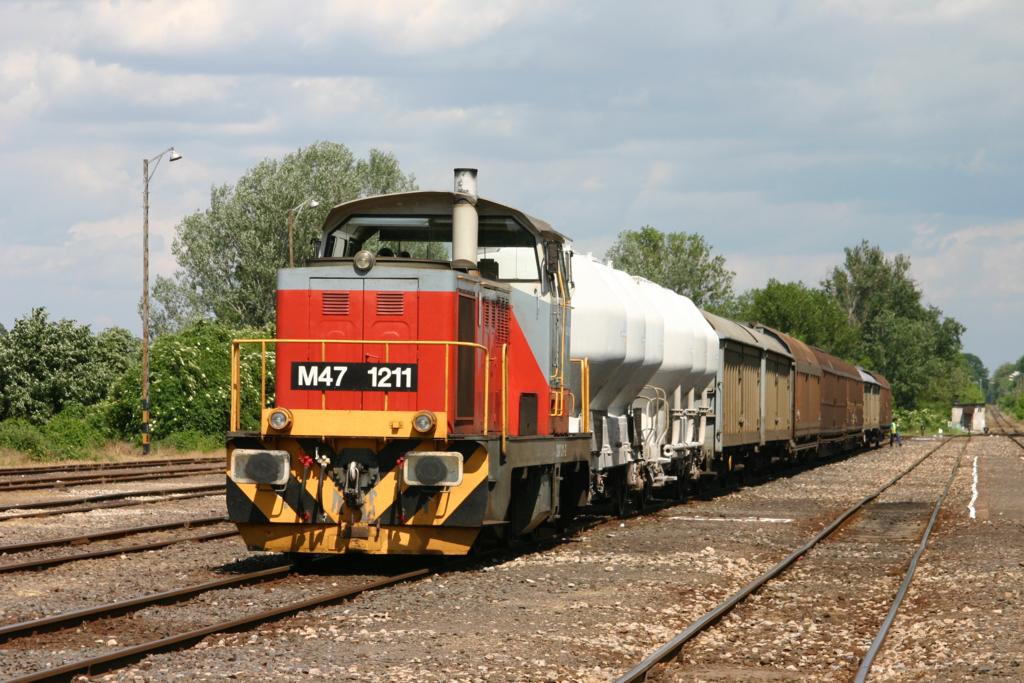 M 471211 vor Güterzug am 26.5.2006 im ungarischen Grenzbahnhof Villany. 