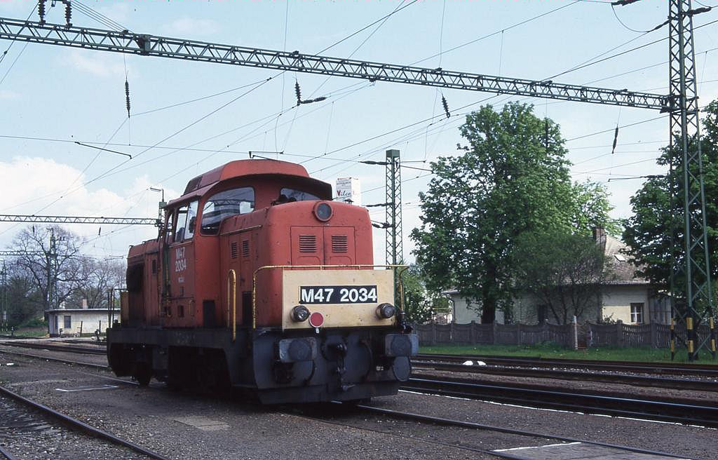 M 472034 rangiert am 23.4.1999 im Bahnhof Pecs Klvarosz.