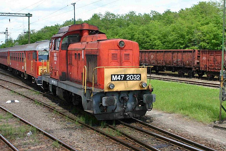 M 473032 schleppt im Bahnhof Pecs am 26.5.2006 eine MDmot Einheit ab.
