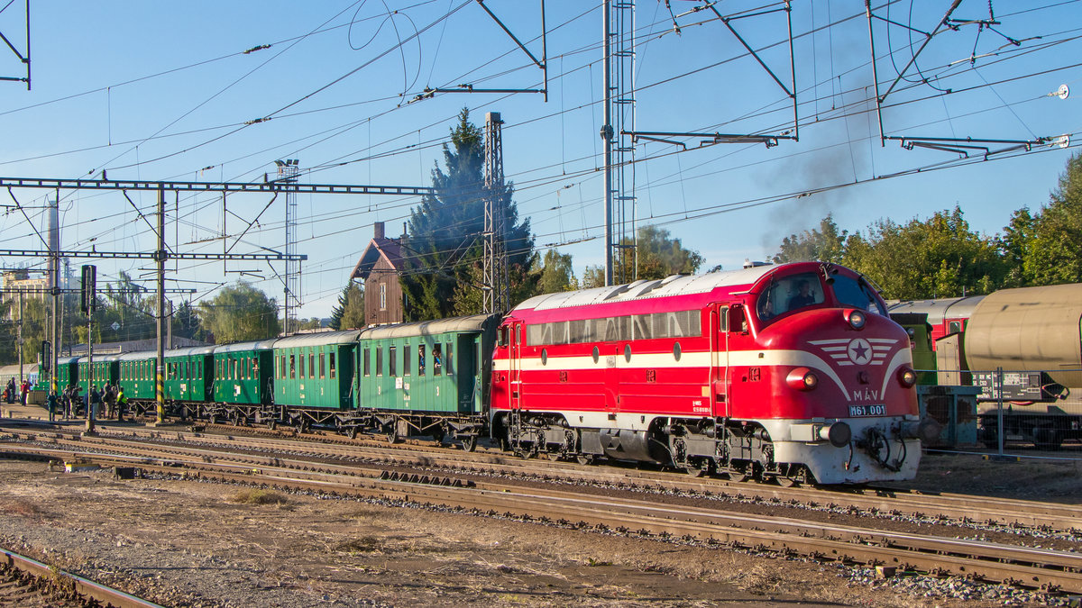 M 61 001 zu Gast in Tschechien, genauer gesagt in Benesov. Hier zu sehen vor einem Sonderzug in Richtung Prag. Die Aufnahme stammt vom 22. September 2019. 