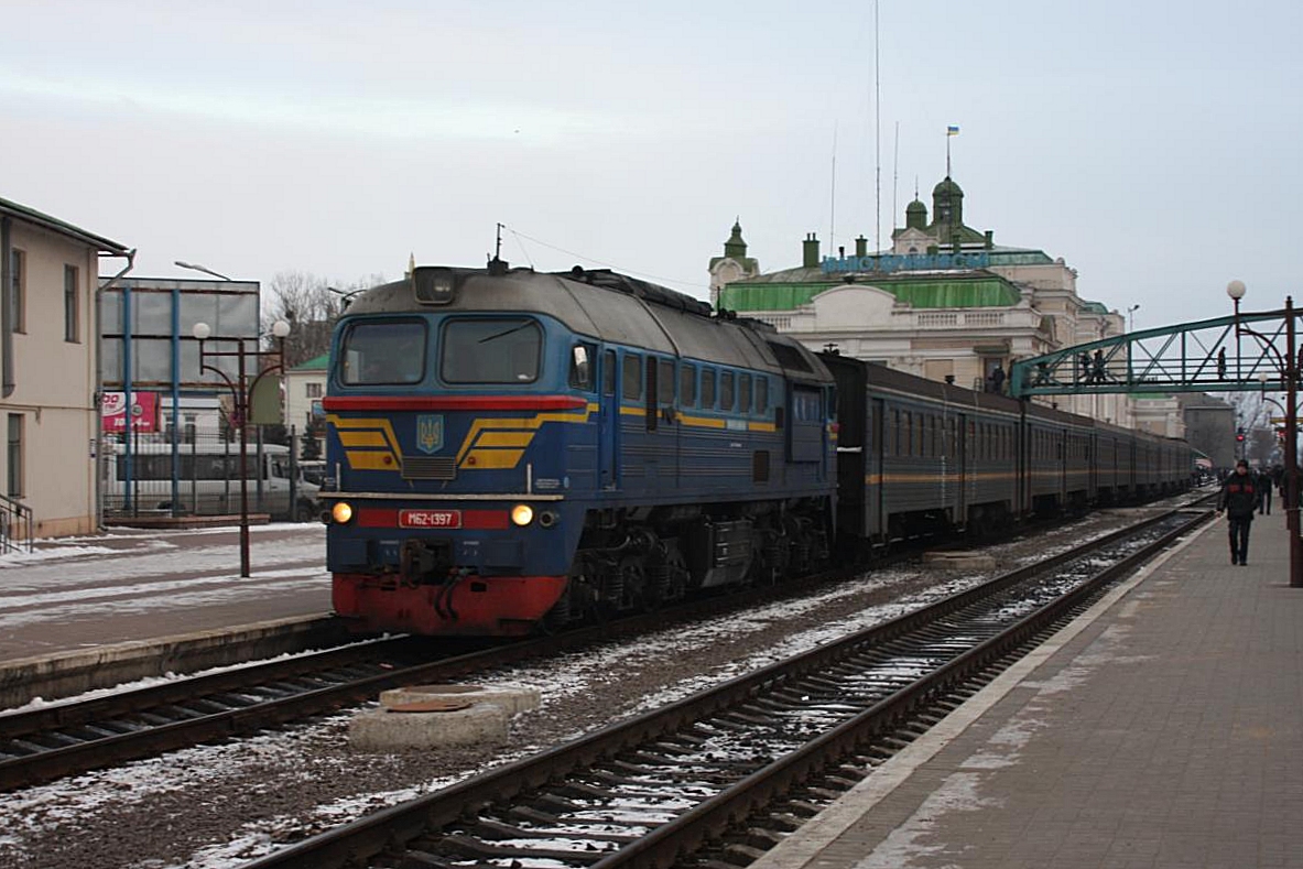 M 62-1397 steht abfahrbereit am 18.2.2007 mit einem Personenzug am Hausbahnsteig des Bahnhof Iwano - Frankiwsk.