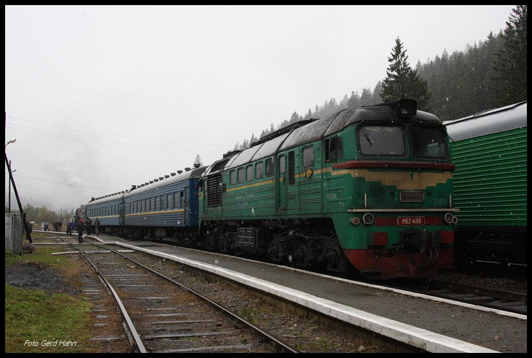 M 62-1466 ist am 13.10.2016 mit einem kurzen Personenzug in Jaremsche angekommen.