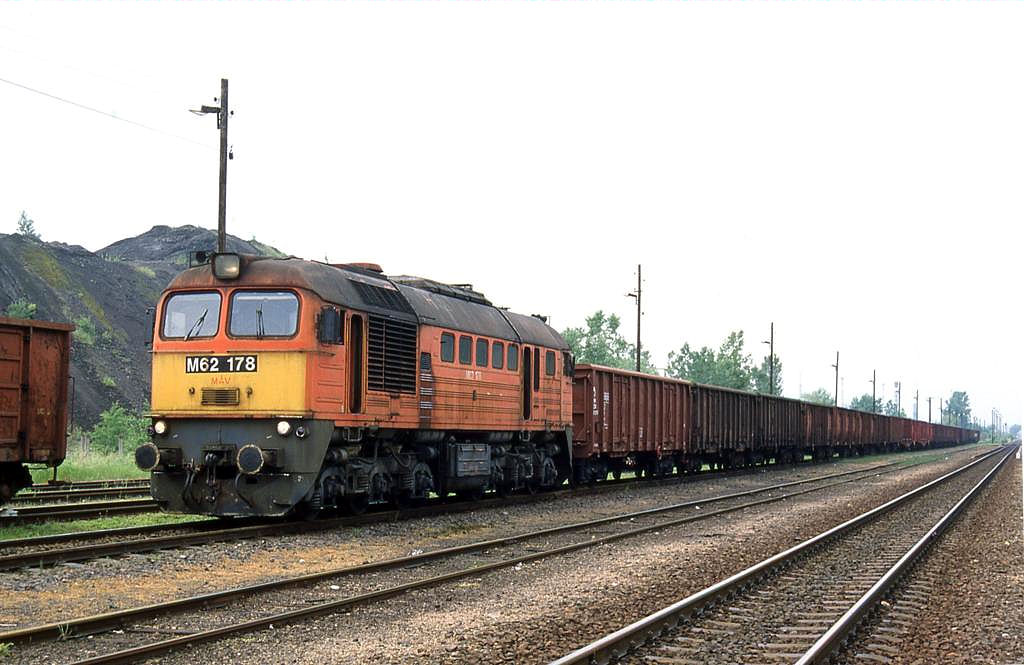 M 62178 wartet am 1.6.2003 um 11.00 Uhr vor einem Kohlezug auf Weiterfahrt 
im Bahnhof Ozd.