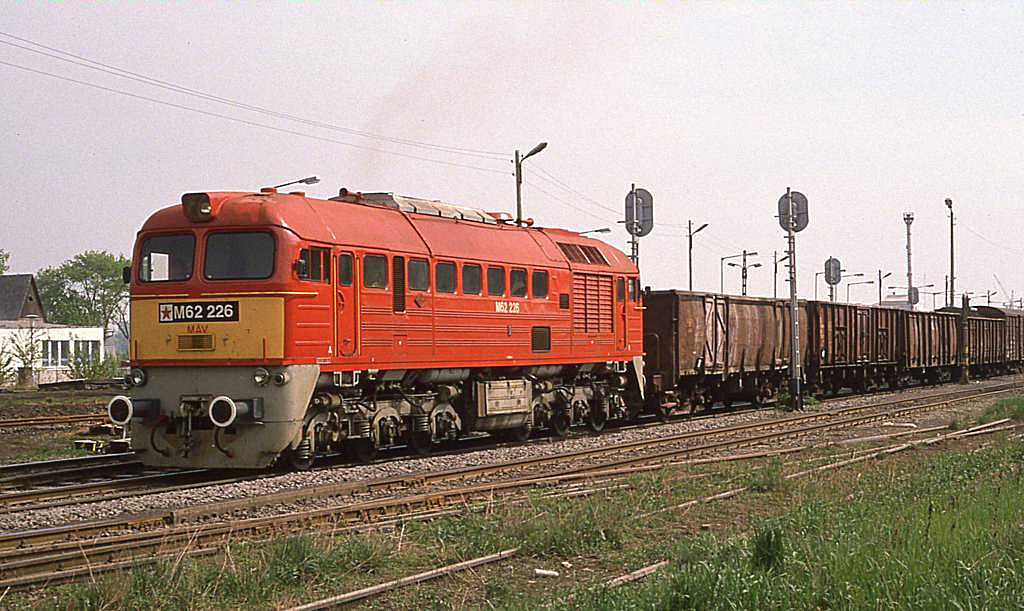 M 62226 fhrt am 19.4.1989, also noch zu kommunistischer Zeit, mit einem
Gterzug aus dem Bahnhof Labatlan in Richtung Komarom aus.