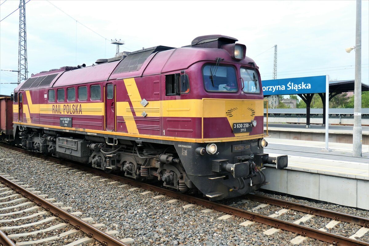 M 62M 008 vor Güterzug im Bahnhof Jaworzyna Śląska, fotografiert am 13.05.2023