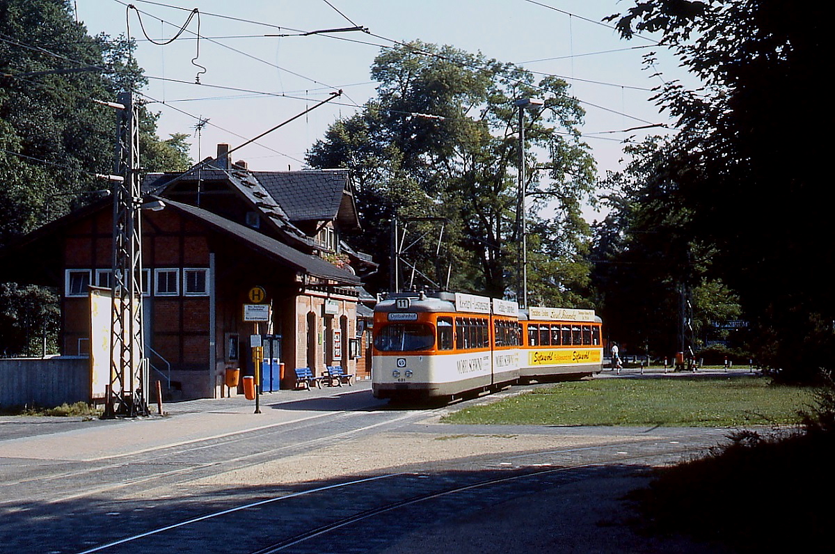 M 631 im Sommer 1986 in der Endhaltestelle Neu-Isenburg, das Bahnhofsgebäude wurde 1889 von der Frankfurter Waldbahn gebaut, die auf dieser Strecke bis zur Elektrifizierung in den 1920er Jahren Dampflokomotiven einsetzte