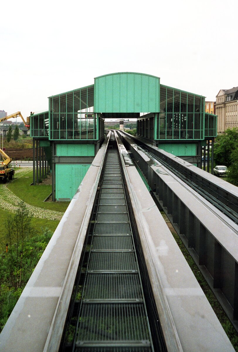 M-Bahn Berlin__Blick während einer Testfahrt aus der Bahn auf den Bhf. 'Bernburger Str.'.__28-08-1987
