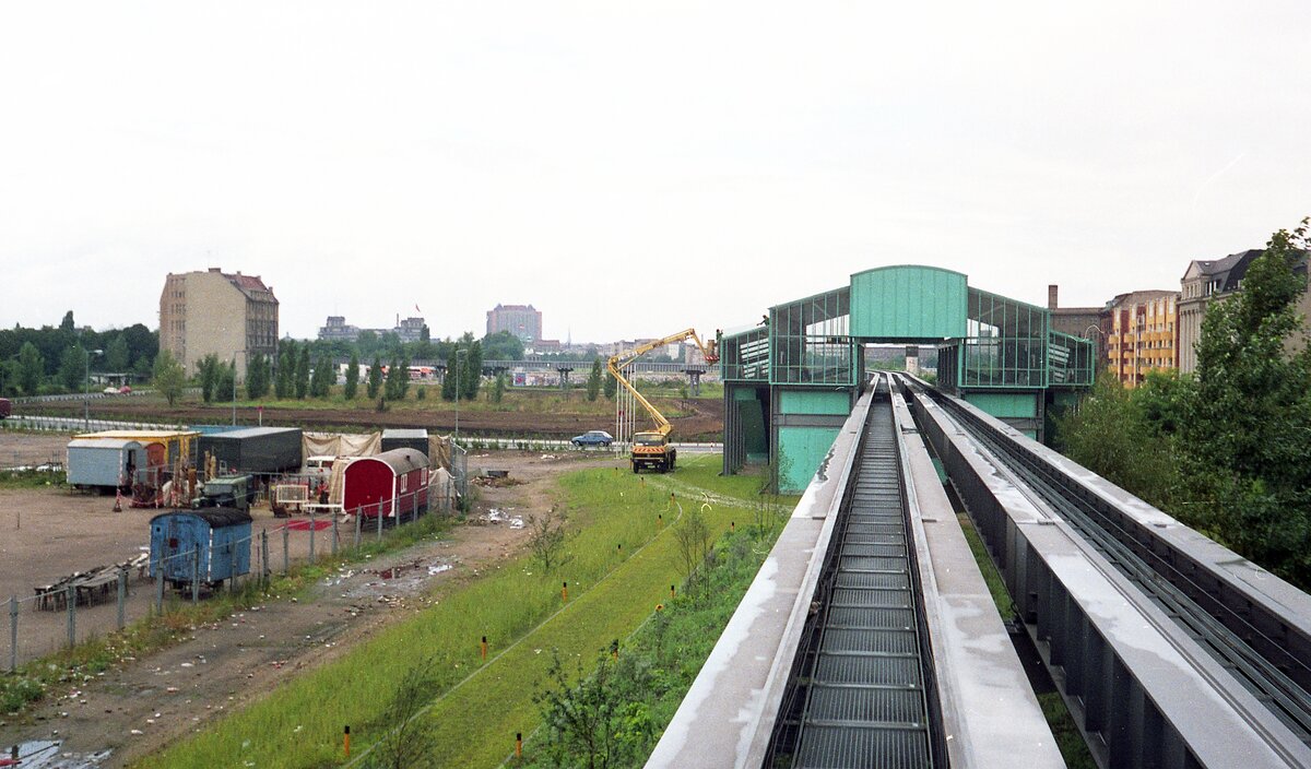 M-Bahn Berlin__Blick während einer Testfahrt aus der Bahn auf den Bhf. 'Bernburger Str.'.__28-08-1987