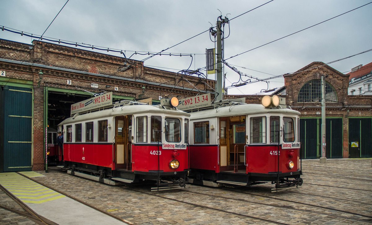 M meets M1

M 4023 (Bj. 1927) trifft auf M1 4152 (Bj. 1930) im Zuge von umfangreichen Verschubbewegungen am 28.Oktober.2914 im ehemaligen Betriebsbahnhof Erdberg, heute Verkehrsmuseum Remise.

Der Zugsführer beäugt den Fotografen kritisch.