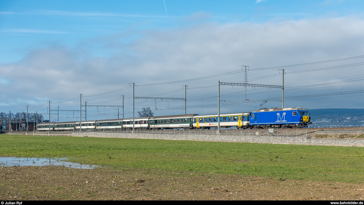 M-Rail AG Re 456 111 mit dem Extrazug der Höfner Narrenfahrt Wollerau - Rothenthurm am 6. Januar 2018 in Pfäffikon SZ. Die Lok wurde von der SOB für diese Rundfahrt angemietet.
