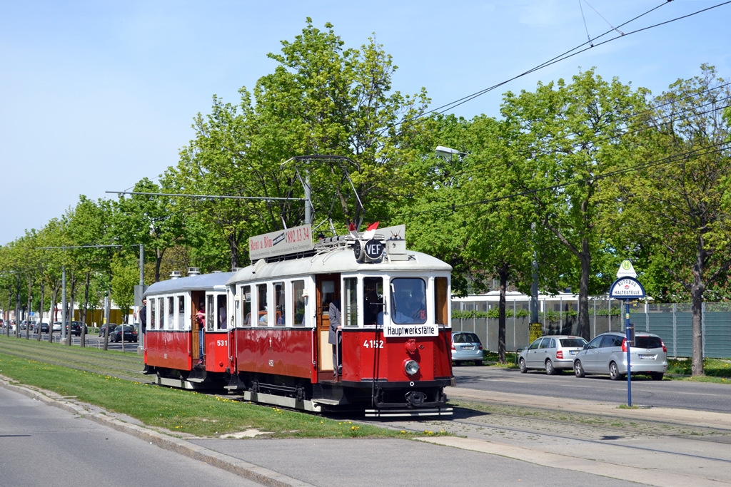M1 4152 + m3 5312 als Tramwaytag Zubringer bei der Haltestelle Weißenböckstraße, 25.04.2015