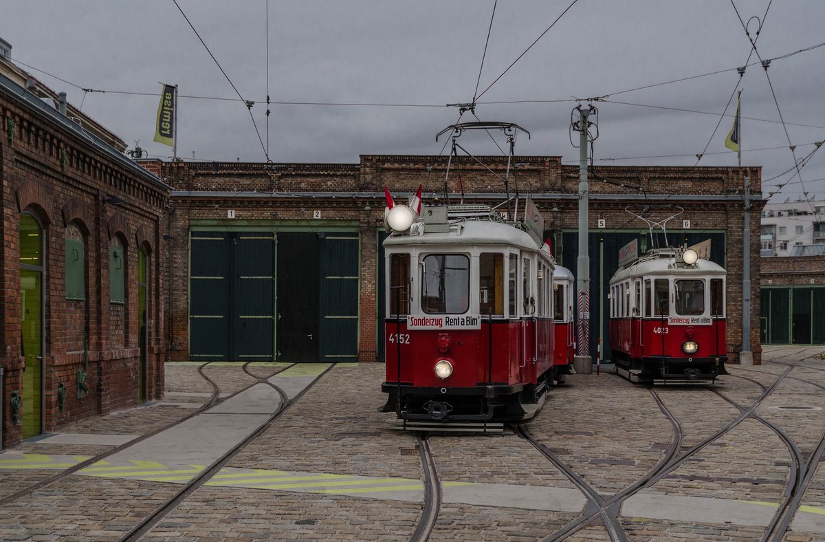 M1 4152 verschiebt zwei m3 Beiwägen während M 4023 am Nebengleis abgestellt ist.

11.August.2014