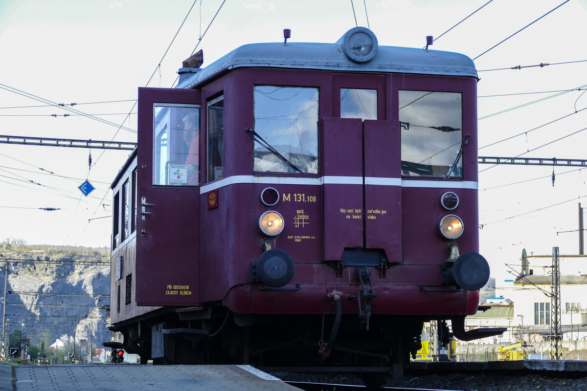 M131.109 stand 16.04.2022 am in Ústí nad Labem Střeko und dieselte kurz darauf gen Zubrnice