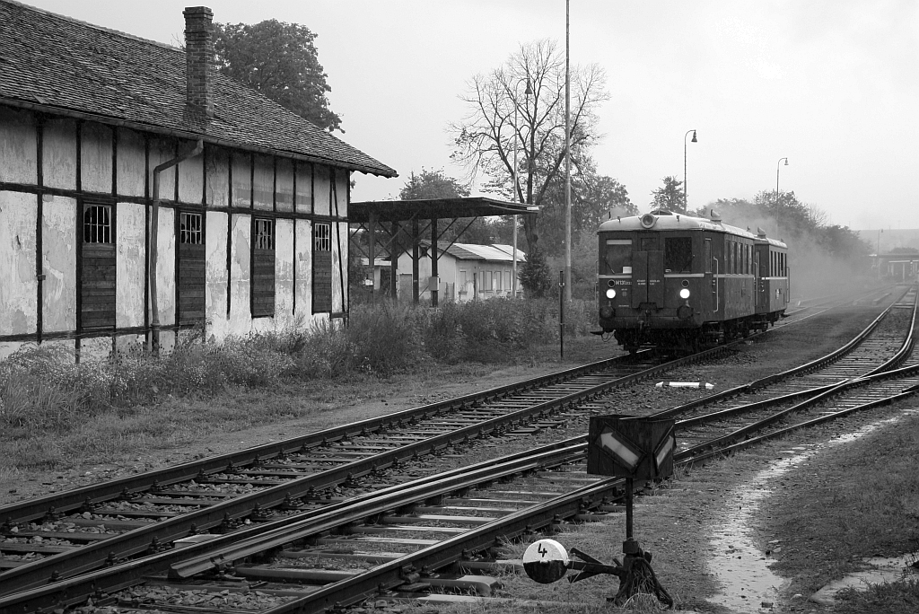 M131.1133 (CD 801 133) und M131.1228 fahren am 05.Oktober 2019 als Os 11823 (Moravany - Chrast u Chrudimi) aus dem Bahnhof Chrudim mesto.