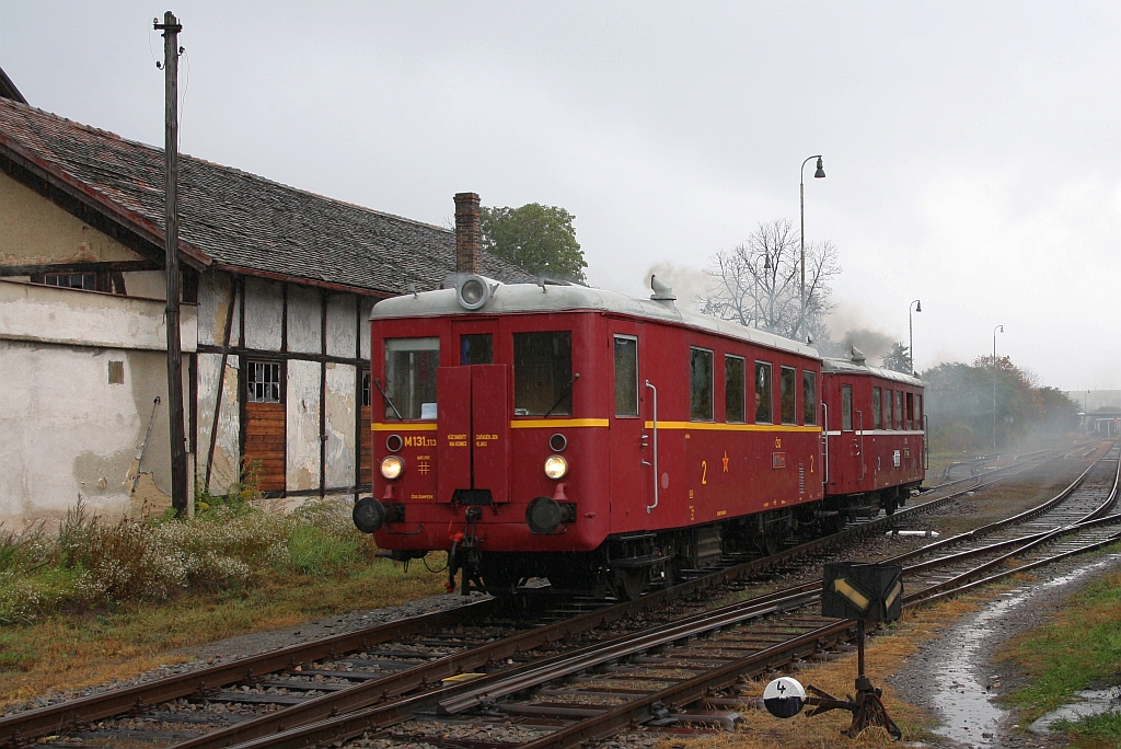 M131.1133 (CD 801 133) und M131.1228 fahren am 05.Oktober 2019 als Os 11823 (Moravany - Chrast u Chrudimi) aus dem Bahnhof Chrudim mesto.