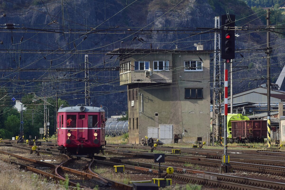 M131.128 kommt aus Zubrnice zurück in Usti nad Labem Strekow eingefahren. Rechts daneben ist das Stellwerk 3 von Usti nad Labem Strekow zu sehen.

Usti nad Labem Strekow 29.07.2023