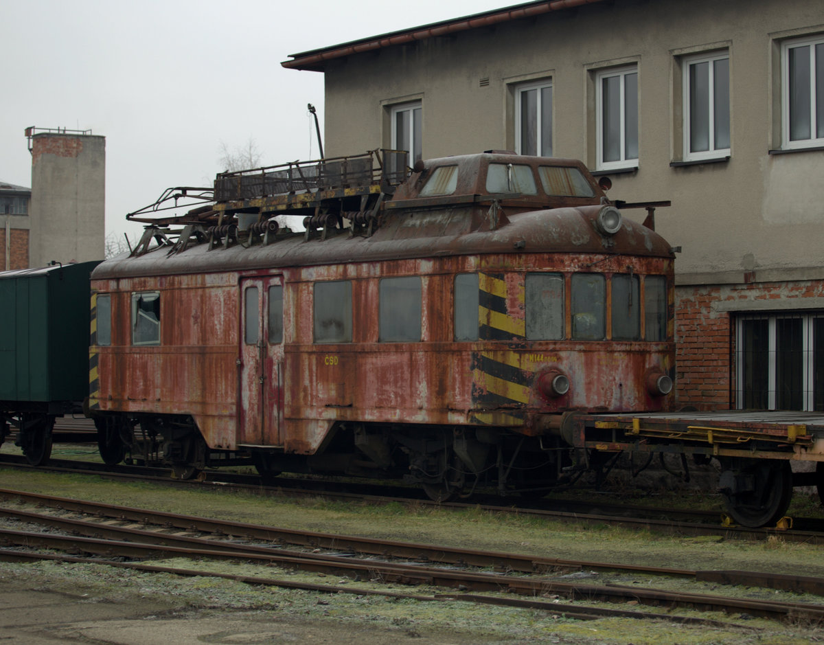 M1440004 , ein ausgemusterter Oberleitungsrevisionswagen in Turnov, im aufgelassenen BW.24.01.2020, 12:43 Uhr.