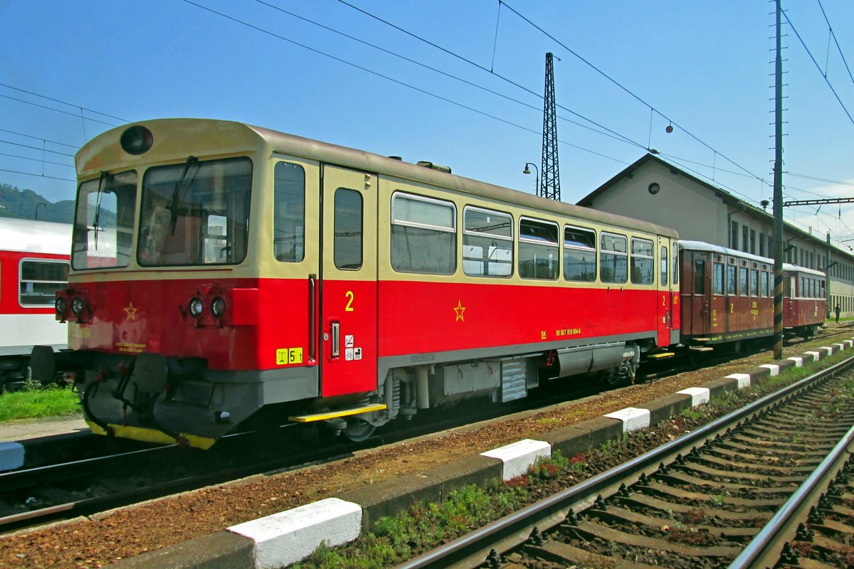 M152 0004 steht am 30 Mai 2015 in Vrutky Nakladi Stanica. VNS ist ein Personenbahnhof und zugleich das ZSSK-Bw für Vrutky.