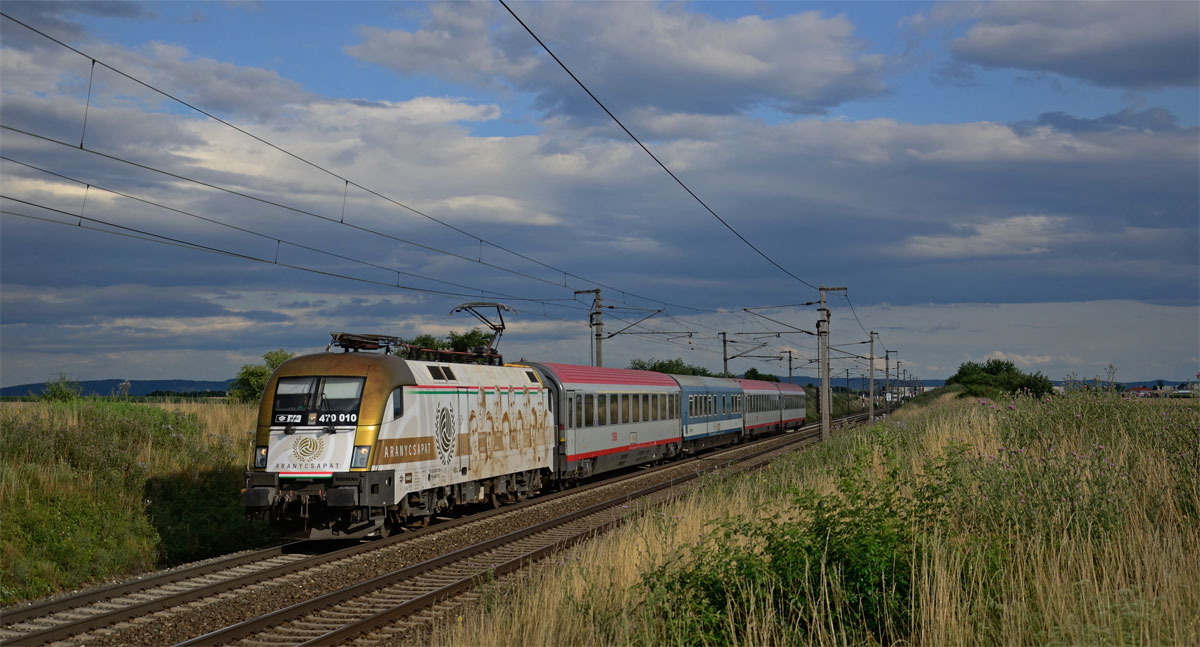 MÁV 470 010  Aranycsapat  mit EC 344  Avala  von Belgrad nach Wien Westbahnhof, Gramatneusiedl, 09.07.2015