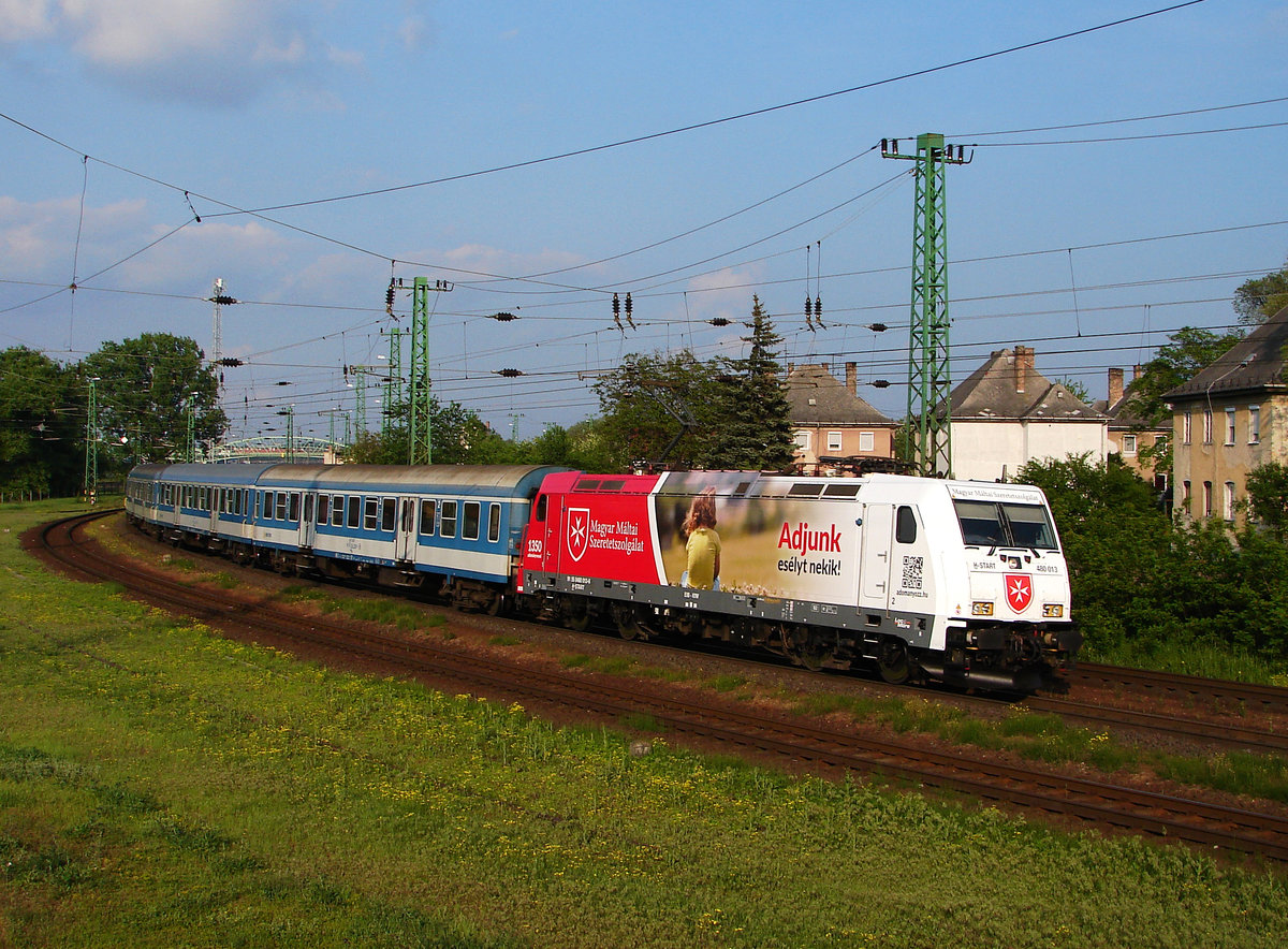 MÁV 480 013 mit dem D9306 auf dem WEg nach Győr.
Komárom 11.05.2016.