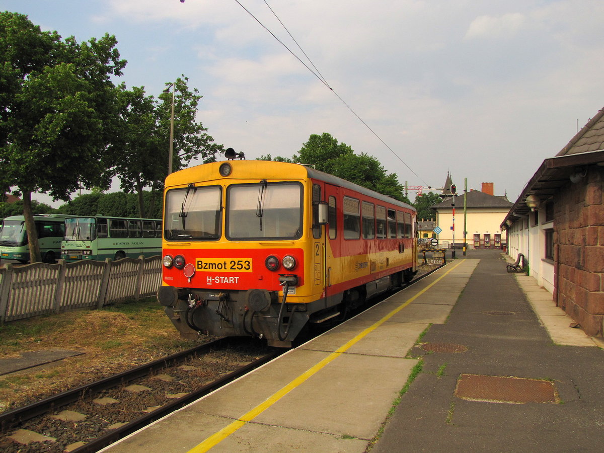 MÁV Bzmot 253 als Sz 38317 nach Kaposvár, am 02.06.2011 am Außenbahnsteig in Siófok.