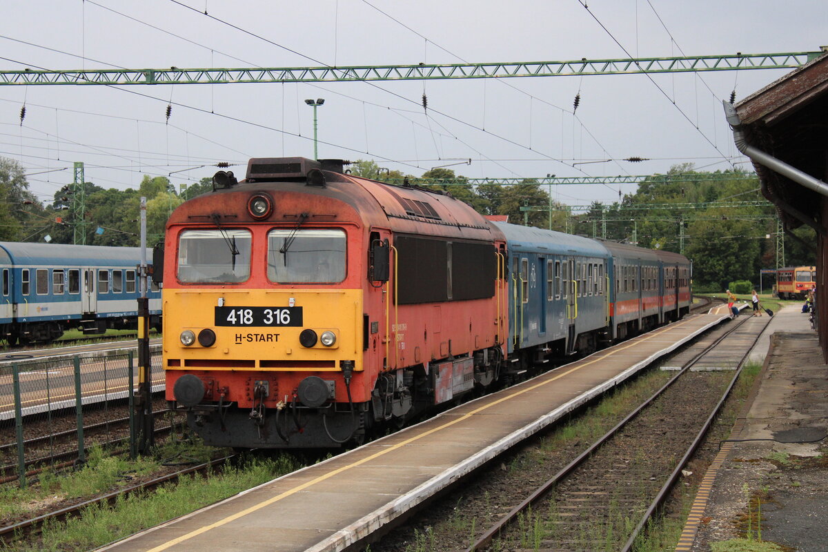 MÁV H-START 418 316 mit dem Sz 19616 nach Tapolca, am 20.07.2024 in Keszthely.