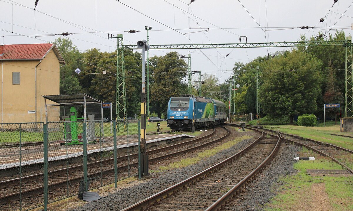 MÁV H-START 480 010  Zöld Úton Járunk  mit dem IC 874  Balaton  aus Budapest Déli, am 20.07.2024 bei der Einfahrt in Keszthely. Vom Bahnsteig 1 aus fotografiert.