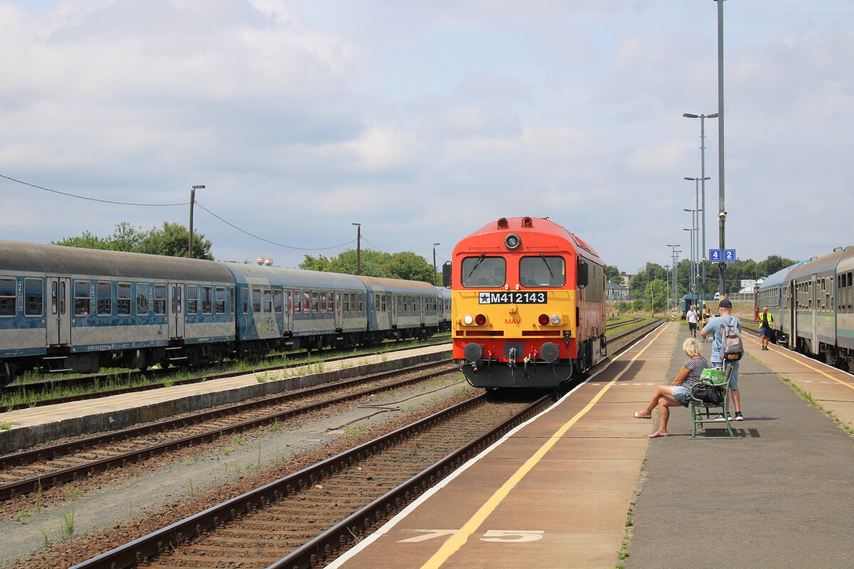 MÁV M41 2143 (92 55 0418 143-7 H-START) am 26.07.2025 beim umsetzen in Tapolca. Sie bespannte dann den IC 19795  Kék Hullám  nach Budapest-Déli bis Balatonfüred.