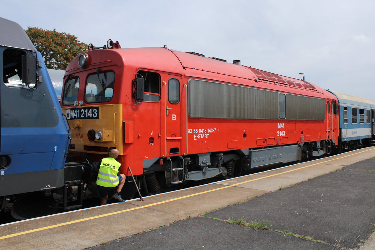 MÁV M41 2143 (92 55 0418 143-7 H-START) als Wagenlok im IC 19792  Kék Hullám  aus Budapest-Déli, am 26.07.2025 in Tapolca.