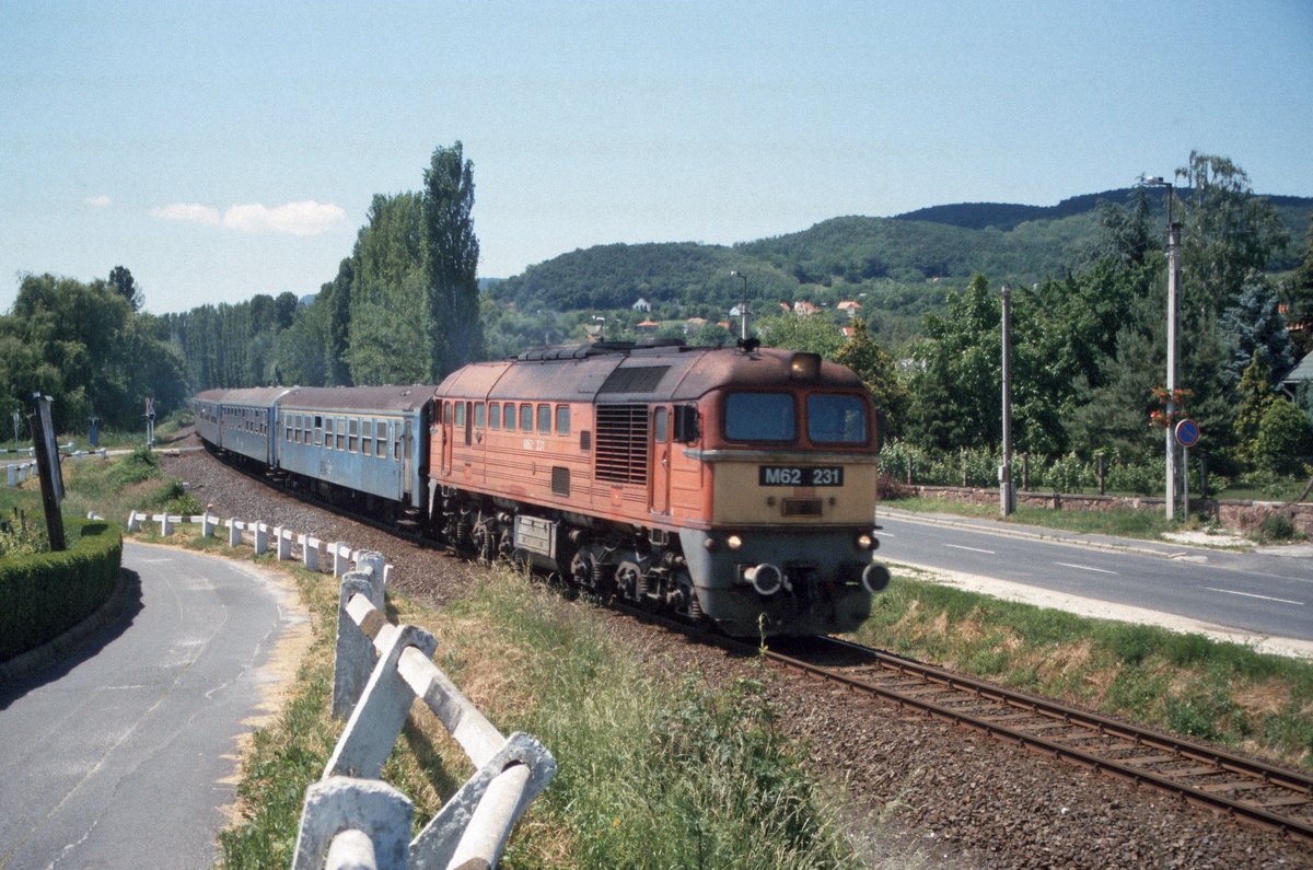MÁV M62 231 mit D-Zug Tapolca - Budapest Déli (Ábrahámhegy, 07.06.2004); digitalisiertes Dia.