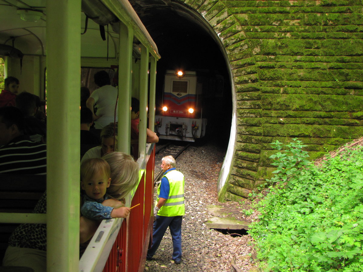 MÁV Mk45-2004 erreicht am 04.06.2016 aus Hűvösvölgy kommend den Zug mit der defekten Mk45-2006, um ihn anschließend bis in den nächsten Bahnhof zu schieben.