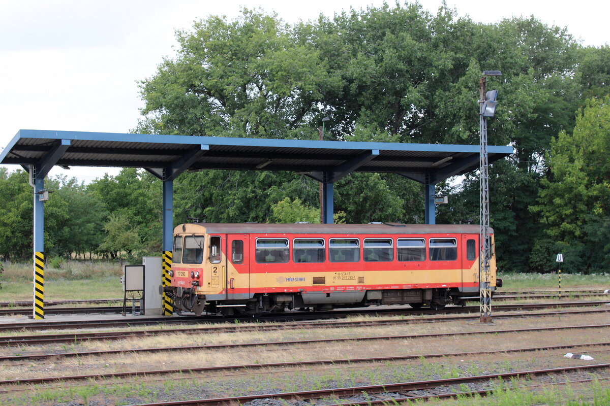 MÁV-START 117 293 am 26.07.2025 an der Tankstelle im  Depot Tapolca. Er kam zuvor als Sz 19774 aus Balatonfüred.