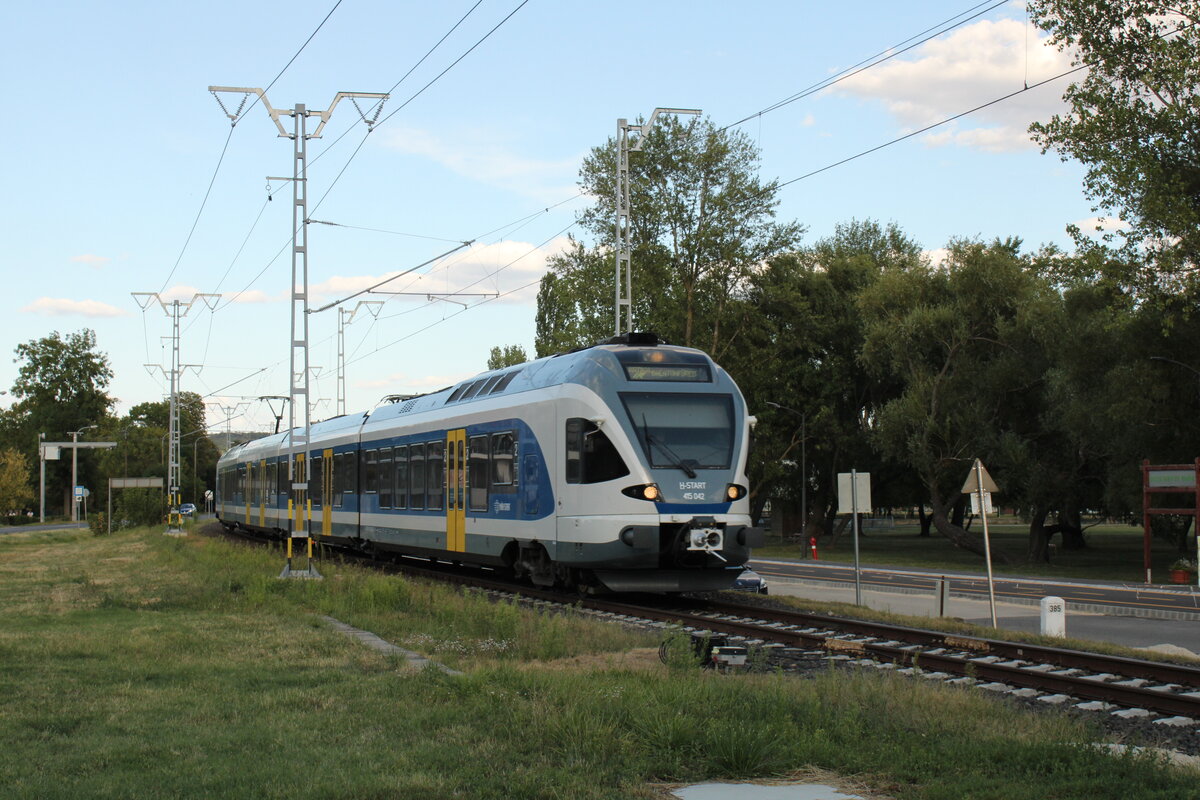 MÁV Start 415 042 als IR 19746 von Budapest-Déli nach Balatonfüred, am 10.08.2022 in Balatonkenese.