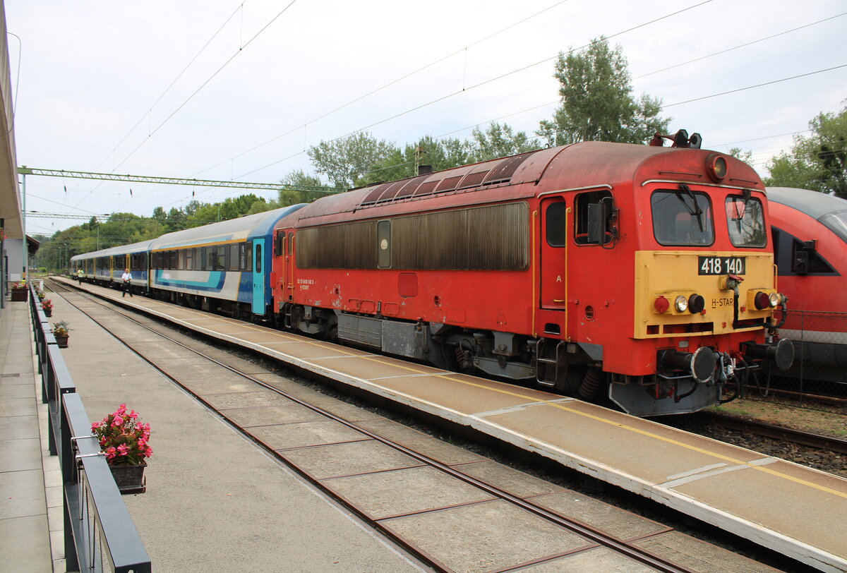 MÁV-START 418 140 mit dem Ex 8807  Fenyves  von Tapolca nach Kaposvár, am 26.07.2025 in Keszthely.