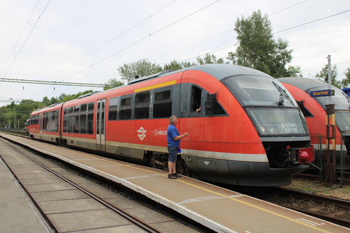 MÁV-START 426 010 als IR 9607  Helikon  aus Györ, am 26.07.2025 in Keszthely.