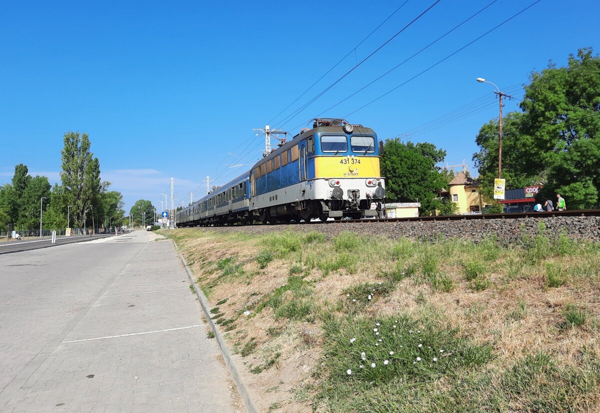 MÁV Start 431 334 mit dem IR 19727  Vizepok  von Balatonfüred nach Budapest-Déli, am 15.08.2022 in Balatonkenese.