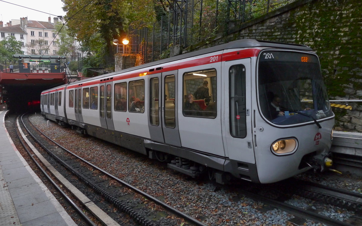 Métro TCL-201 auf der Linie C auf Bergfahrt in der in ungebrochener Steigung zwischen zwei Tunnels liegenden Zwischenstation Croix-Paquet. Die Linie C der Lyoner Métro ist eine Zahnradbahn System Roll. Die Strecke wird im gemischten Zahnrad/Adhäsionsbetrieb befahren.
Die sehr steile Strecke mit einer maximalen Steigung von 17,3 % geht ursprünglich auf eine Standseilbahn zurück.

2016-11-14 Lyon Croix-Paquet
