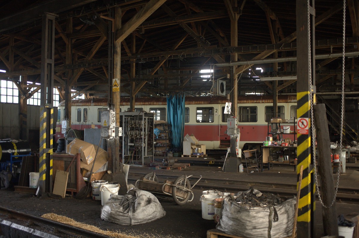 M240 0114 abgestellt  im Lockschuppen Turnov, leider in eiem schlechten Unterhaltungszustand. Bei einer  kurzen Führung zeigte ein Vereinsmitglied  stolz die  Schätze  und bedauerte,dass die Woche nicht mehr  Sonnabende und Sonntage habe, denn an diesen Tagen wären die Eisenbahnnarren  immer hier zu treffen. 13.09.2014 12.23 Uhr 