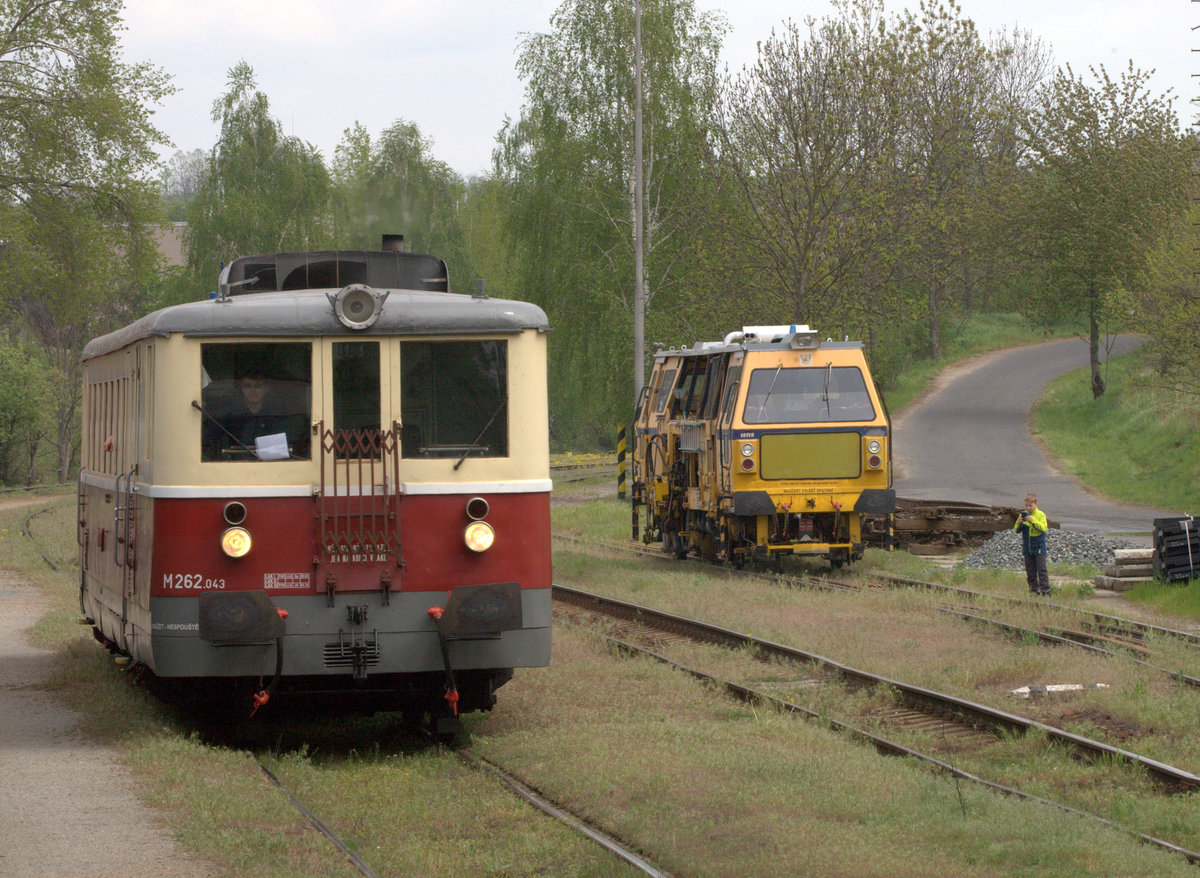 M262.043 in Kralup predmesti , auf der Strecke Kralup - Velvary. 27.04.2019 13:22 Uhr.