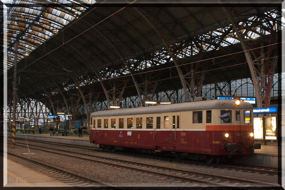 M262.1117 der KSC steht am 19.12.2015 in Prag HBF