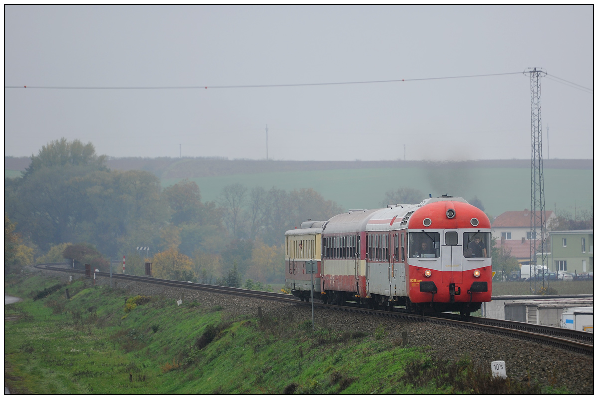 M286.0001 als Os 2713 von Hodonin nach Javornik n.Velickou zast. am 21.10.2017 kurz nach Petrov aufgenommen