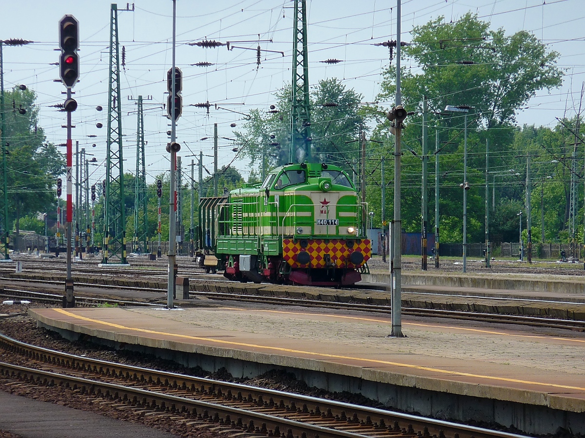 M40-114 im Mastengewirr des Bahnhofs Nyiregyhaza, 29. ‎Mai ‎2016