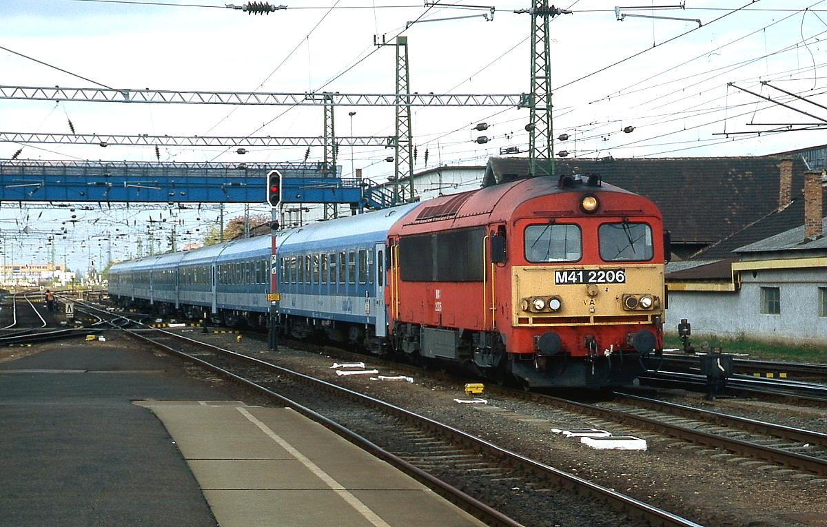 M41 2206 fährt im Oktober 2004 in Szombathely ein