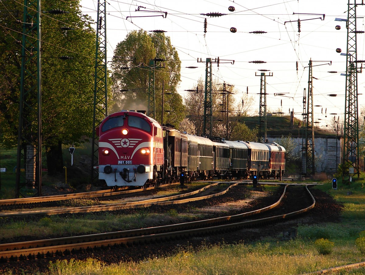 M61 001  Nohab  + Dampflok 204 + MDa 3017 mit edem Bakonyvasút Sonderzug von Zirc nach Budapest. Das Bild zeigt in Komárom. 18.04.2015.